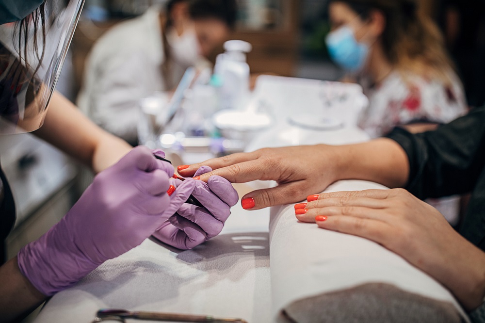 how-pro-nail-technicians-are-rising-against-non-standard-salons