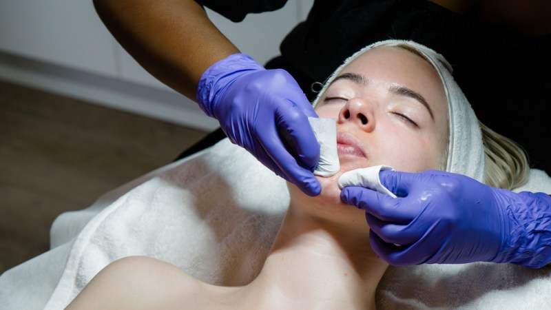 Melbourne Facialist Makes a Case for Manual-Only Extractions as the Best Means to Decongest the Skin